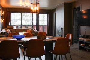 a living room with a large table and chairs at Stølstunets samlingssted in Beitostøl