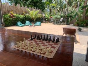 Auf einem Holztisch steht ein Schachbrett. in der Unterkunft TRIBE by Aforetime in Taling Ngam Beach