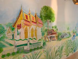 ein Gemälde eines Gebäudes an der Seite einer Wand in der Unterkunft TRIBE by Aforetime in Taling Ngam Beach