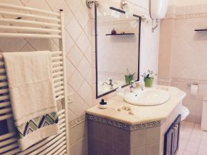 un baño con lavabo y espejo en Isola 92100, en Agrigento 18 fotos más