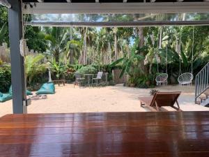 Blick auf eine Terrasse mit Tisch und Stühlen in der Unterkunft TRIBE by Aforetime in Taling Ngam Beach + 11 Fotos