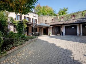 a brick driveway in front of a house at Villa Floro in Azzano d'Asti