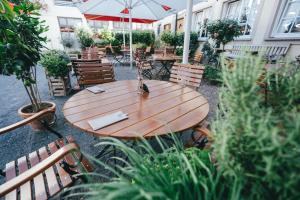 a wooden table and chairs in a courtyard at Gästehaus Korf in Unkel
