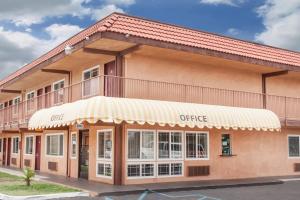 un edificio de oficinas con fachada de tienda en Days Inn by Wyndham Barstow, en Barstow