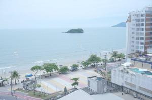 een uitzicht op een strand met een gebouw en de oceaan bij Departamento Camboriu in Balneário Camboriú