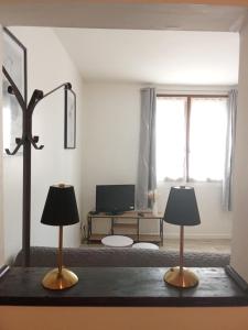 a living room with two lamps on a table at Le cocon en Champagne in Avize