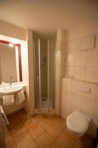 Ванная комната в Waldklause Hotel Restaurant +20 фотографий
