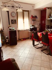 a living room with a table and a kitchen at Casa Alma in Cogliate