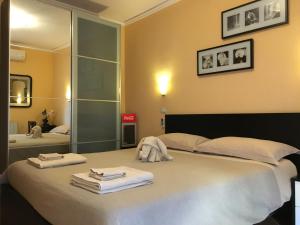 1 dormitorio con 1 cama grande y toallas. en Tano's, en Giardini Naxos