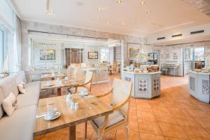 a large dining room with tables and chairs at Hotel Wiking Sylt in Westerland
