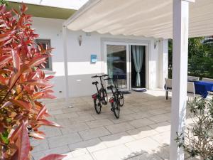 a pair of bikes parked on a patio at Minerva - bilocale indipendente, posto auto e bici in Grado