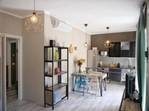 a kitchen and dining room with a table and chairs at Minerva - bilocale indipendente, posto auto e bici in Grado