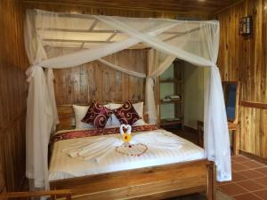 Giường trong phòng chung tại Wild Beach Phu Quoc Resort