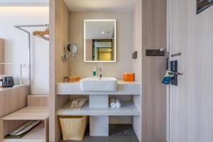 a bathroom with a sink and a mirror at 亚轻x酒店上海同济医院新村路地铁站店 in Shanghai +36 photos