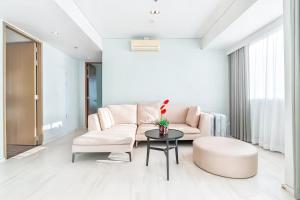 a living room with a couch and a table at Veranda Residence Pattaya in Na Jomtien