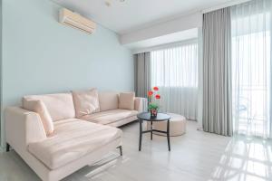 a living room with a couch and a table at Veranda Residence Pattaya in Na Jomtien