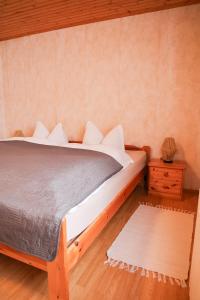 a bedroom with a bed and a wooden floor at Erzhof Nassau- Gästezimmer an der Loipe in Bienenmühle