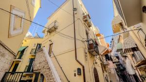 an alley between two buildings in a city at La Baita nel Borgo HOWME in Bari