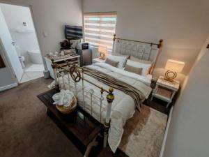 an overhead view of a bedroom with a large bed at Merensee in Langebaan +40 photos