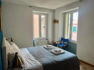 a bedroom with a bed with two towels on it at RioRooms La Valletta Riomaggiore Center in Riomaggiore