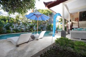 Der Swimmingpool an oder in der Nähe von Villa Alam Biru Gardenia