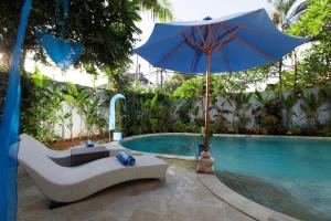 Der Swimmingpool an oder in der Nähe von Villa Alam Biru Gardenia