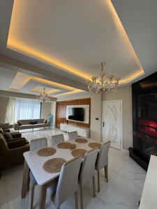 a dining room with a table and chairs at Yeşilyurt villa in Sapanca