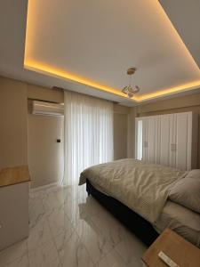 a bedroom with a bed and a ceiling at Yeşilyurt villa in Sapanca +11 photos