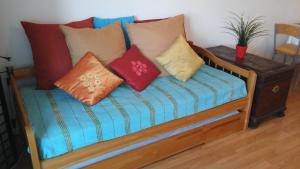 リスボンにあるZen Newton Apartmentのカラフルな枕付きのソファ