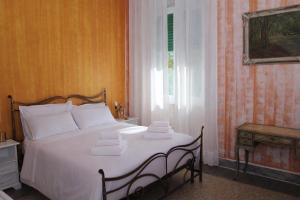 a bedroom with a bed with towels on it at The Corner Tivoli in Tivoli
