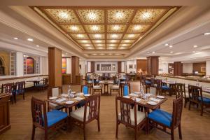 a restaurant with tables and chairs and a ceiling at Gateway Aurangabad - Chhatrapati Sambhaji Nagar in Aurangabad