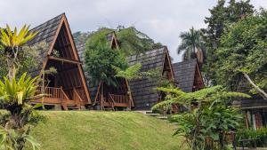 an exterior view of a house with a roof at Villa de Gema in Selabintana