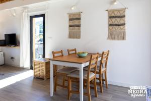 a dining room with a table and chairs at Casa da Gente by PontaNegraAzores in Biscoitos