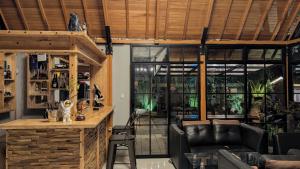 a living room with a couch and a bar at Villa de Gema in Selabintana