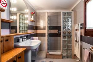 a bathroom with a sink and a shower at B&B Il Pettirosso in Negrar +18 photos