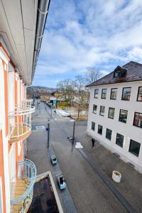 widok pustej ulicy z budynku w obiekcie Hotel Brigach w mieście Villingen-Schwenningen