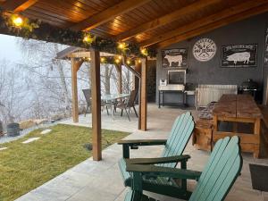 eine Terrasse mit Tisch und Stühlen und eine Küche in der Unterkunft Cabana Backyard in Plopi