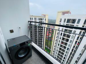 a balcony with a washing machine on a balcony at Green Park Lang Son Apartment in Lạng Sơn