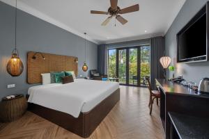 a bedroom with a large bed and a desk at Sweet Daisy Retreat in An Bàn (2)