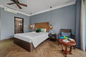 a bedroom with a bed and a table and a couch at Sweet Daisy Retreat in An Bàn (2)