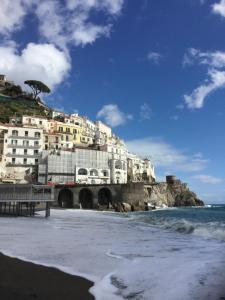un gruppo di edifici su una collina vicino all'oceano di Casa Lilia ad Amalfi
