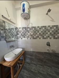 a bathroom with a tub and a sink and a shower at Cosy Crest in Banjār