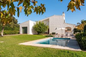 a house with a swimming pool in the yard at Estrella Del Mar with Private Pool in Binibeca