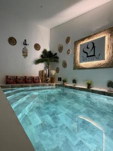 ein großer Swimmingpool in einem Hotelzimmer in der Unterkunft Spa2Luxe - Oasis Cachée in Saint-Quentin