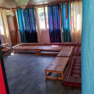 a room with two beds and a table at Shoolin camping in Jari