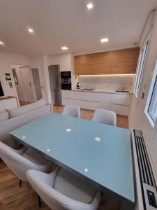eine Küche und ein Esszimmer mit Tisch und Stühlen in der Unterkunft Cepeda 12 in Padrón