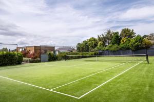 an image of a tennis court at Stonehenge Retreat in Martinborough