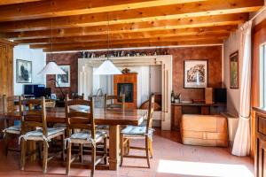 a dining room with a wooden table and chairs at B&B Il Pettirosso in Negrar
