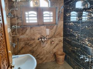 ein Badezimmer mit Waschbecken und Spiegel in der Unterkunft Bashaw Residency Top Rated In Srinagar Only 6 Kms from Srinagar International Airport And Only 5 Kms From Srinagar Railway Station in Srinagar + 56 Fotos