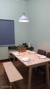 a conference room with a table with chairs and a projection screen at Chic Homestay Narathiwat in Ban Kam Pong Ba Ru